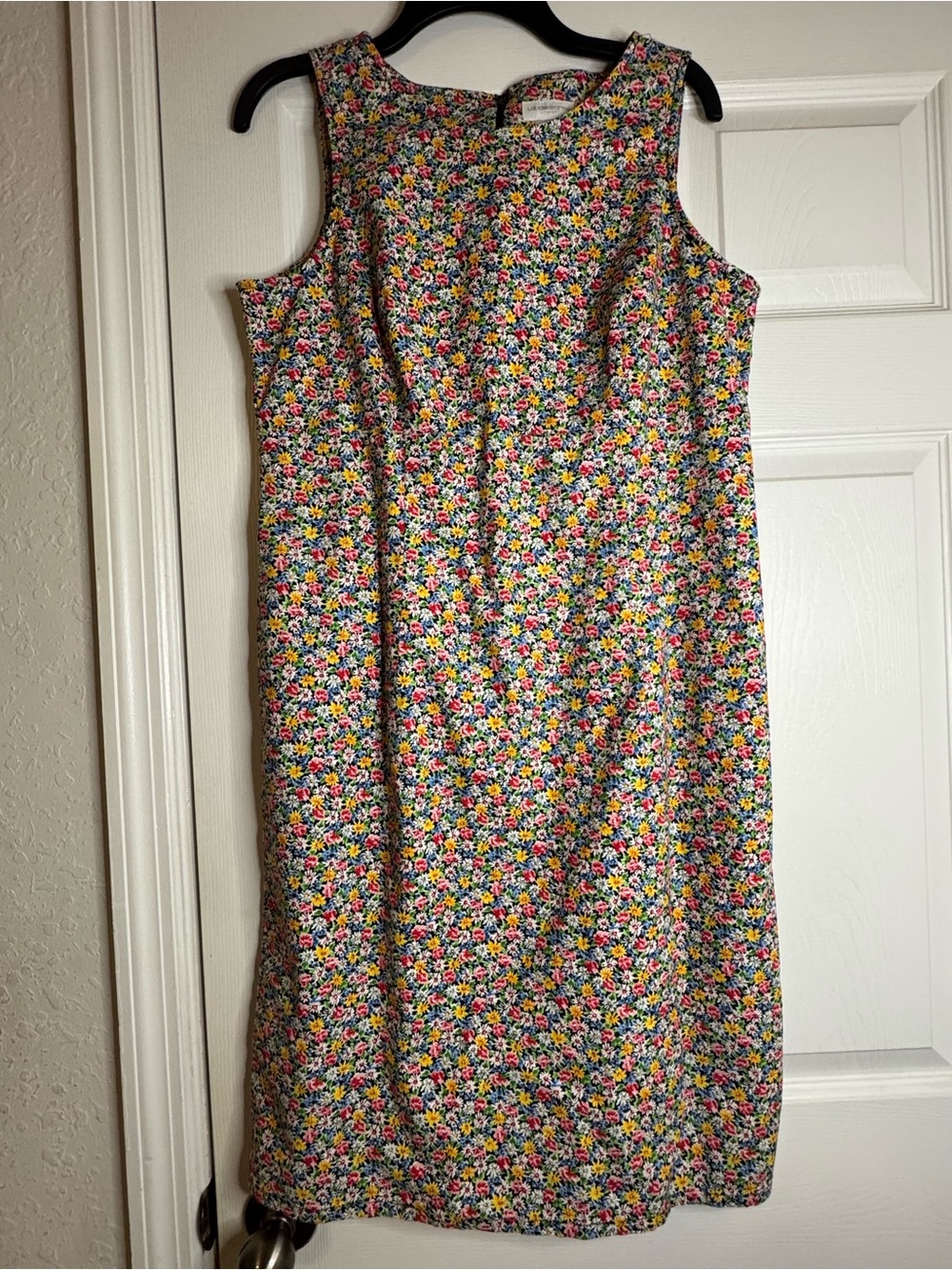 Sleeveless Floral Shift Dress in Multicolor